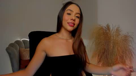 Snapshot of kamilamonroe chatting on 12.23.25 Kamila Monroe online show from 12.23.25