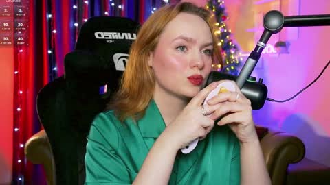 Snapshot of kari_lunna chatting on 12.21.24 Karoline online show from 12.21.24