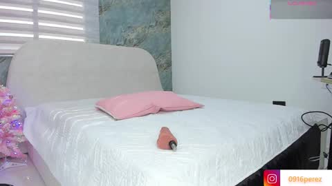 karolina  online show from 11.22.25