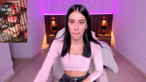 Snapshot of karlaa_james chatting on 11.10.25 Karlaa online show from 11.10.25