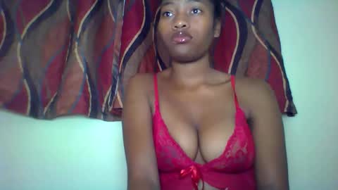 Snapshot of karoliee chatting on 06.02.26 karoliee online show from 06.02.26