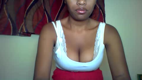 Snapshot of karoliee chatting on 06.03.26 karoliee online show from 06.03.26