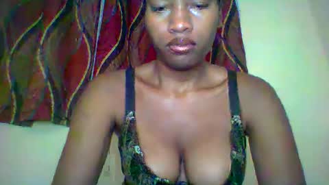 Snapshot of karoliee chatting on 06.05.26 karoliee online show from 06.05.26