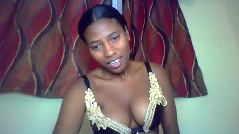 Snapshot of karoliee chatting on 06.19.26 karoliee online show from 06.19.26