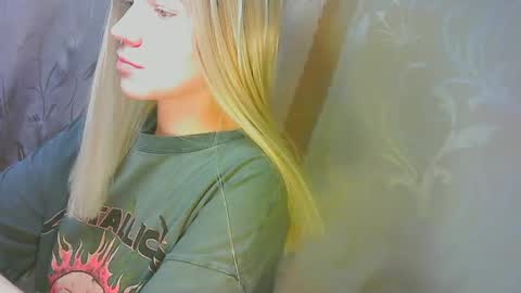 Snapshot of karolynafox chatting on 09.11.25 Caroline Fox online show from 09.11.25