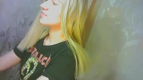 Snapshot of karolynafox chatting on 09.12.25 Caroline Fox online show from 09.12.25