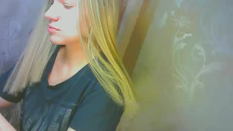 Snapshot of karolynafox chatting on 09.19.25 Caroline Fox online show from 09.19.25