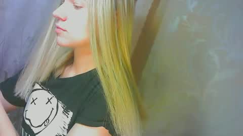 Snapshot of karolynafox chatting on 09.20.25 Caroline Fox online show from 09.20.25