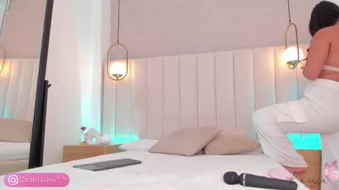 Snapshot of kassia_kim chatting on 11.16.25 Kassia online show from 11.16.25