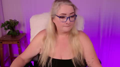 Snapshot of katdsinclair chatting on 11.18.25 Kat D Sinclair online show from 11.18.25