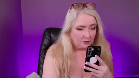 Snapshot of katdsinclair chatting on 12.21.25 Kat D Sinclair online show from 12.21.25