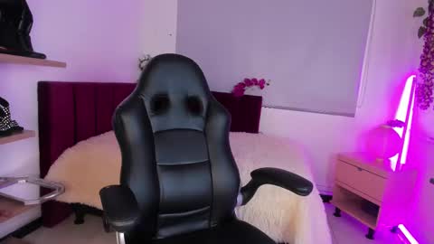 Snapshot of kate_crown chatting on 02.14.25 Kate Crown online show from 02.14.25