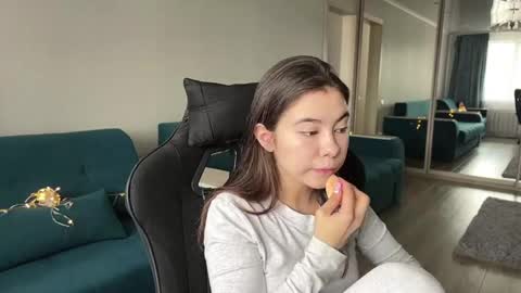 Snapshot of katheleenschraub chatting on 06.05.26 Elle online show from 06.05.26