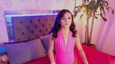 Snapshot of kathira_londres chatting on 05.27.26 Sofia online show from 05.27.26