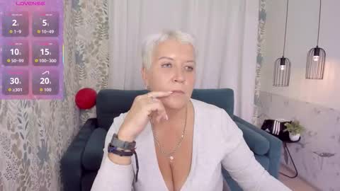 Snapshot of kathy_sunn chatting on 10.08.25 Kathy online show from 10.08.25