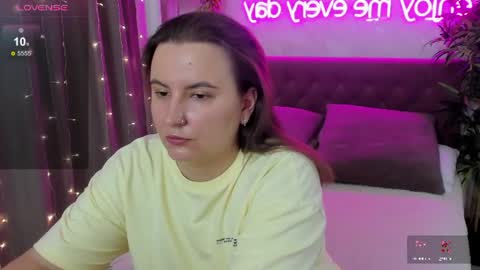 Snapshot of katyaneilson chatting on 06.21.26 Kate online show from 06.21.26