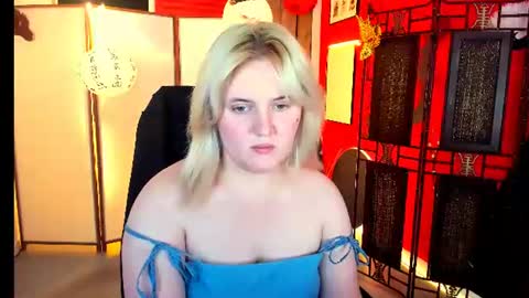 Snapshot of katybriggs chatting on 06.15.26 Katy online show from 06.15.26