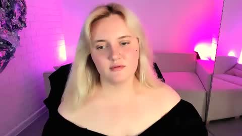 Snapshot of katybriggs chatting on 06.18.26 Katy online show from 06.18.26
