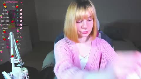 Snapshot of kawaii_power_uwu chatting on 01.10.25 Kira-chan online show from 01.10.25