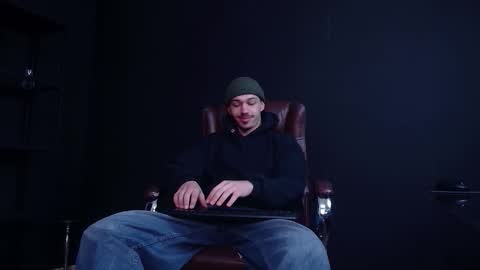 Snapshot of kaydendrew chatting on 12.16.25 KaydenDrew online show from 12.16.25