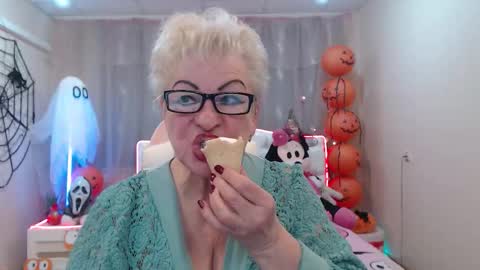 kaylesmoll online show from 10.17.25