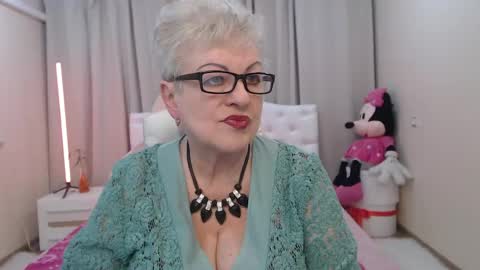 Snapshot of kaylesmoll chatting on 05.12.26 kaylesmoll online show from 05.12.26