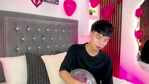 Snapshot of keen_nico chatting on 02.14.26 nico online show from 02.14.26