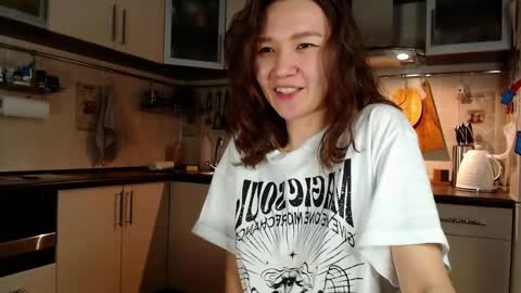 Snapshot of kelly_yon chatting on 12.28.24 Kelly online show from 12.28.24