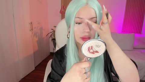 Snapshot of kendallwett chatting on 11.17.25 Kendall online show from 11.17.25