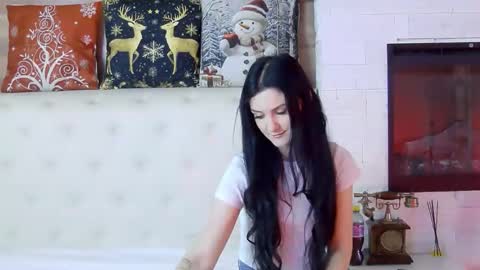 Snapshot of kendrabloom chatting on 12.17.25 KendraBloom online show from 12.17.25