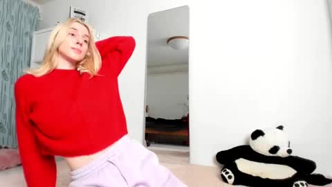 Snapshot of kenziedawton chatting on 12.13.24 Kenzie online show from 12.13.24