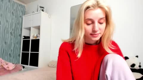 Snapshot of kenziedawton chatting on 12.15.24 Kenzie online show from 12.15.24