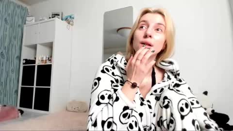 Snapshot of kenziedawton chatting on 01.18.25 Kenzie online show from 01.18.25