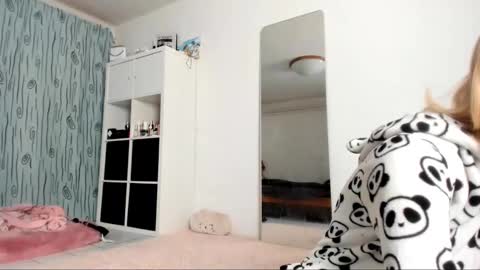 Snapshot of kenziedawton chatting on 01.19.25 Kenzie online show from 01.19.25