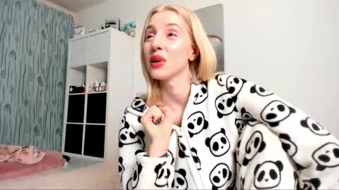 Snapshot of kenziedawton chatting on 01.27.25 Kenzie online show from 01.27.25