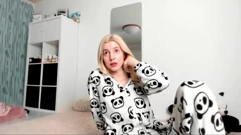 Snapshot of kenziedawton chatting on 01.31.25 Kenzie online show from 01.31.25