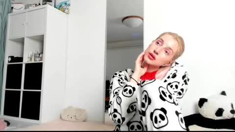Snapshot of kenziedawton chatting on 03.08.25 Kenzie online show from 03.08.25