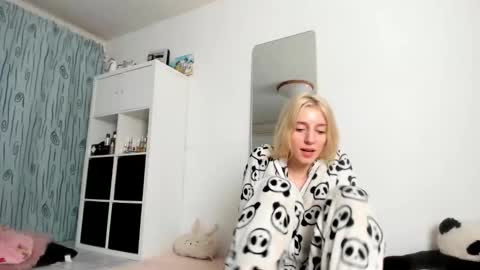 Snapshot of kenziedawton chatting on 10.09.25 Kenzie online show from 10.09.25