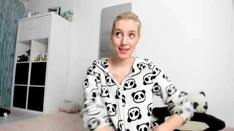Snapshot of kenziedawton chatting on 10.18.25 Kenzie online show from 10.18.25