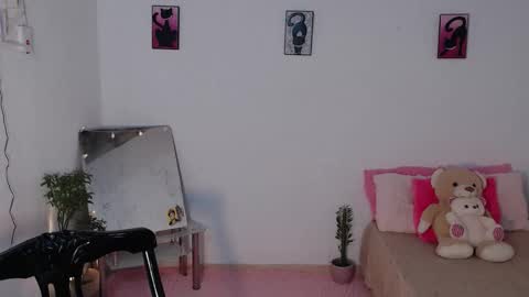 Mia  online show from 09.25.25