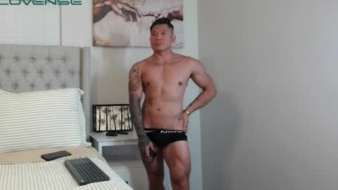Snapshot of kevinkham chatting on 04.05.26 kevinkham online show from 04.05.26