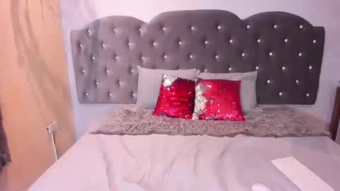 Snapshot of kiaramills_ chatting on 09.11.25 Kiara online show from 09.11.25