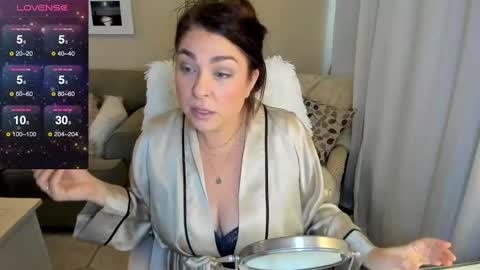 Snapshot of kierareines chatting on 12.22.24 Kiera Reines online show from 12.22.24