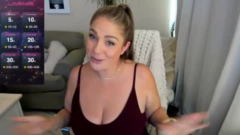 Snapshot of kierareines chatting on 09.17.25 Kiera Reines online show from 09.17.25