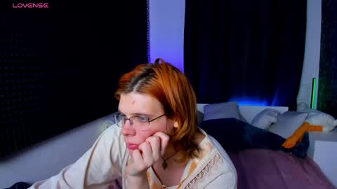 Snapshot of kiki_krash chatting on 12.18.24 Kiki online show from 12.18.24