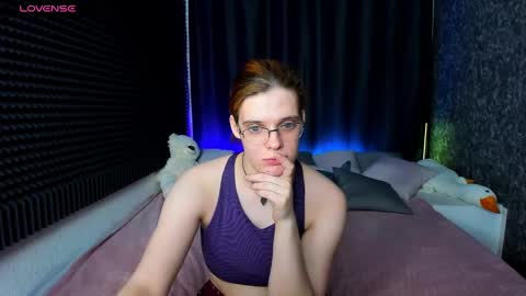 Snapshot of kiki_krash chatting on 01.10.25 Kiki online show from 01.10.25
