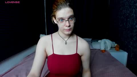 Snapshot of kiki_krash chatting on 01.12.25 Kiki online show from 01.12.25