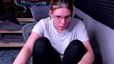 Snapshot of kiki_krash chatting on 02.21.25 Kiki online show from 02.21.25
