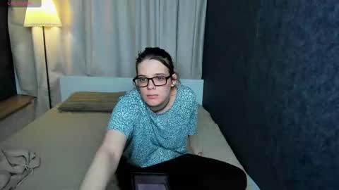 Snapshot of kiki_krash chatting on 03.08.25 Kiki online show from 03.08.25