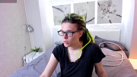 Snapshot of kiki_krash chatting on 09.14.25 Kiki online show from 09.14.25
